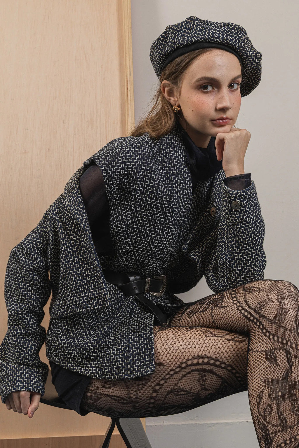 模特兒穿著質感棉質兩件式夾克圖騰背心外套，日式圖騰花紋與立體剪裁展現層次感與秋冬造型。