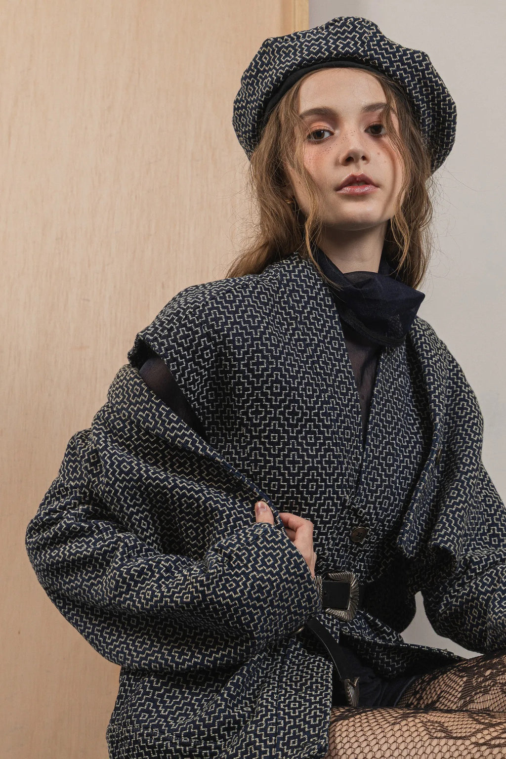 模特兒穿著質感棉質兩件式夾克圖騰背心外套，日式圖騰花紋與立體剪裁展現層次感與秋冬造型。