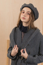 模特兒穿著質感棉質兩件式夾克圖騰背心外套，日式圖騰花紋與立體剪裁展現層次感與秋冬造型。