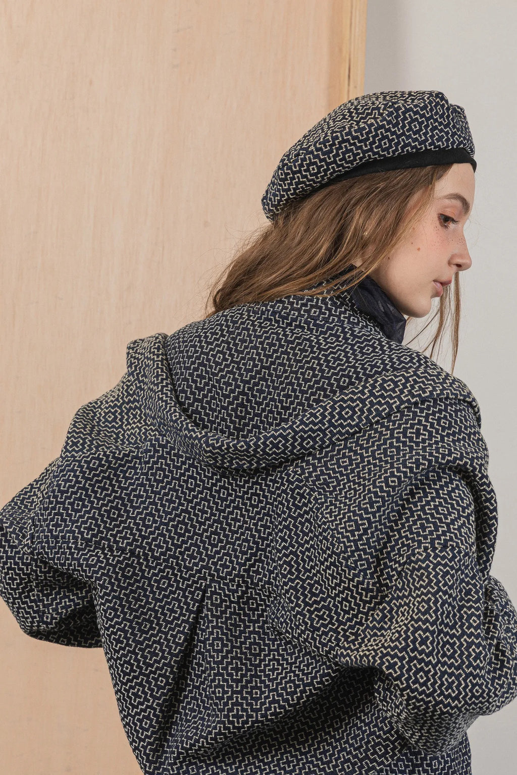 模特兒穿著質感棉質兩件式夾克圖騰背心外套，日式圖騰花紋與立體剪裁展現層次感與秋冬造型。