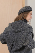 模特兒穿著質感棉質兩件式夾克圖騰背心外套，日式圖騰花紋與立體剪裁展現層次感與秋冬造型。