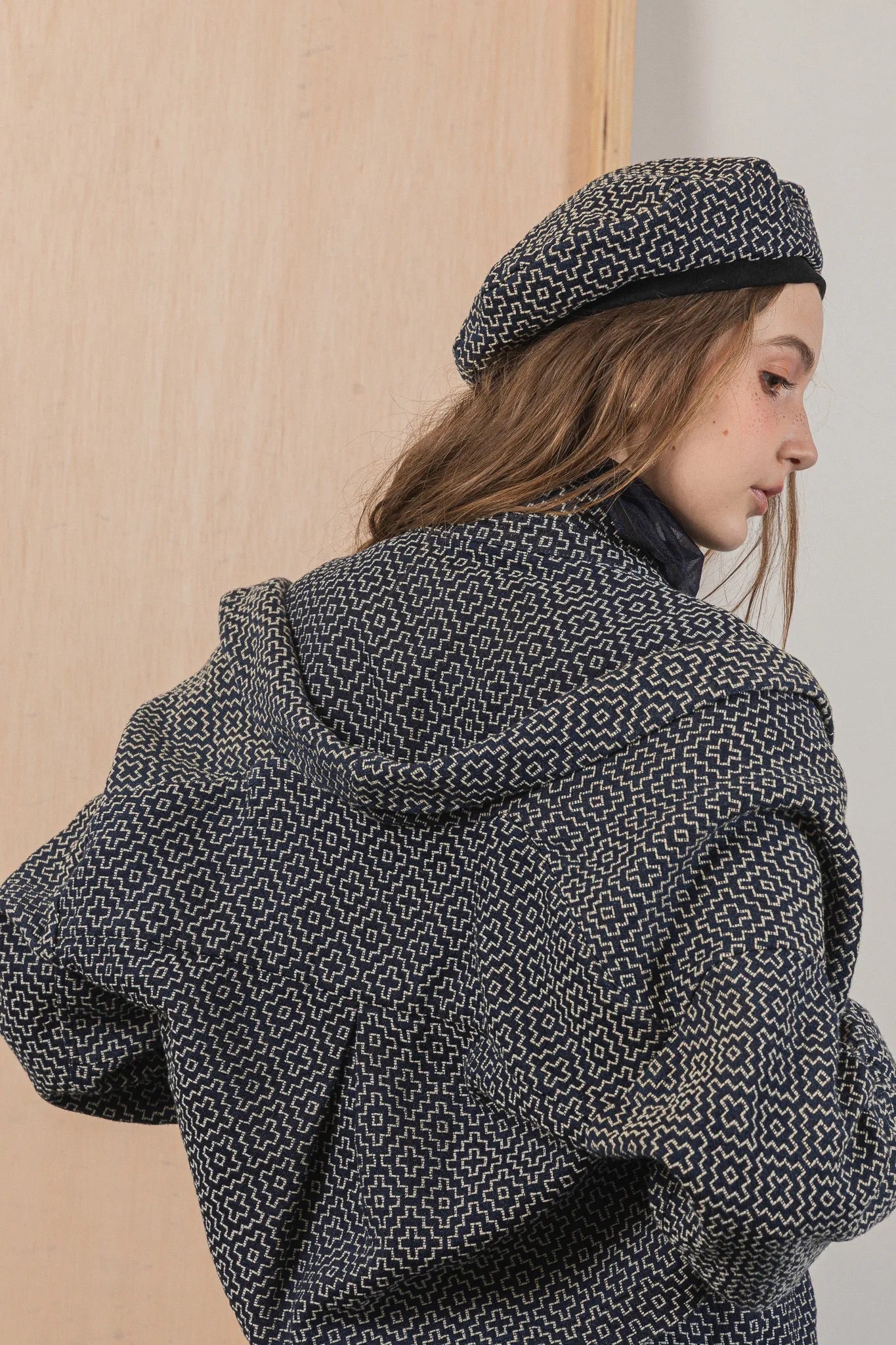 模特兒穿著質感棉質兩件式夾克圖騰背心外套，日式圖騰花紋與立體剪裁展現層次感與秋冬造型。