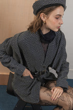 模特兒穿著質感棉質兩件式夾克圖騰背心外套，日式圖騰花紋與立體剪裁展現層次感與秋冬造型。