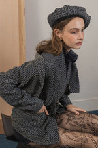 模特兒穿著質感棉質兩件式夾克圖騰背心外套，日式圖騰花紋與立體剪裁展現層次感與秋冬造型。