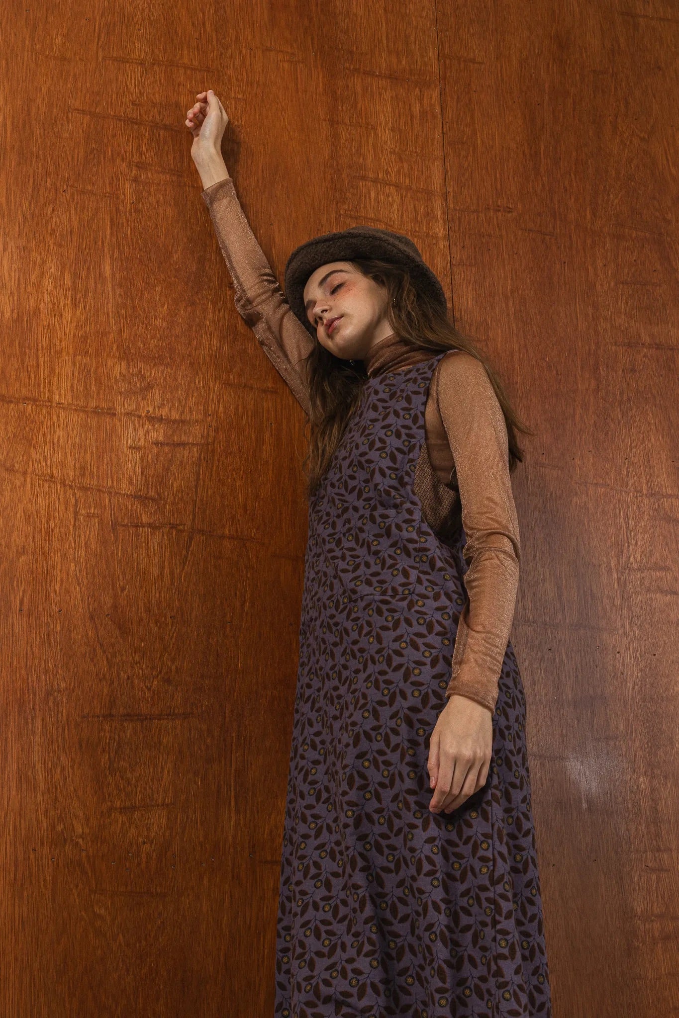 模特兒穿著紫藤拼接洋裝，日本印花面料與棉麻袖襱拼接，A line剪裁展現優雅比例與春夏質感。