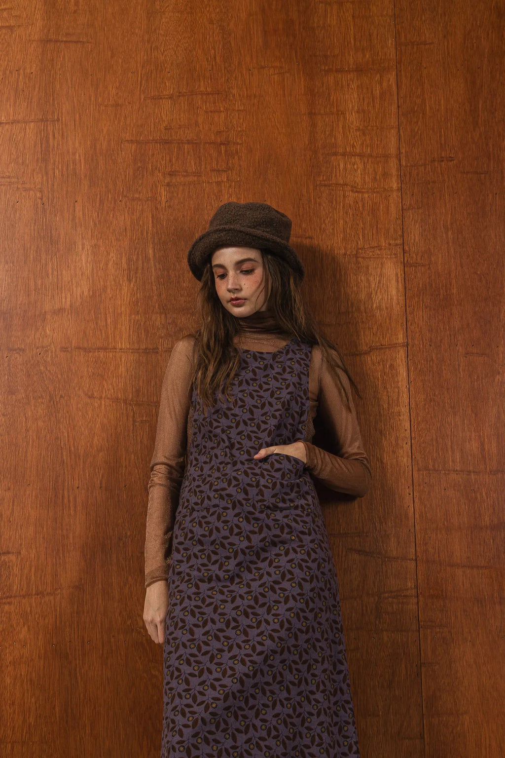 模特兒穿著紫藤拼接洋裝，日本印花面料與棉麻袖襱拼接，A line剪裁展現優雅比例與春夏質感。