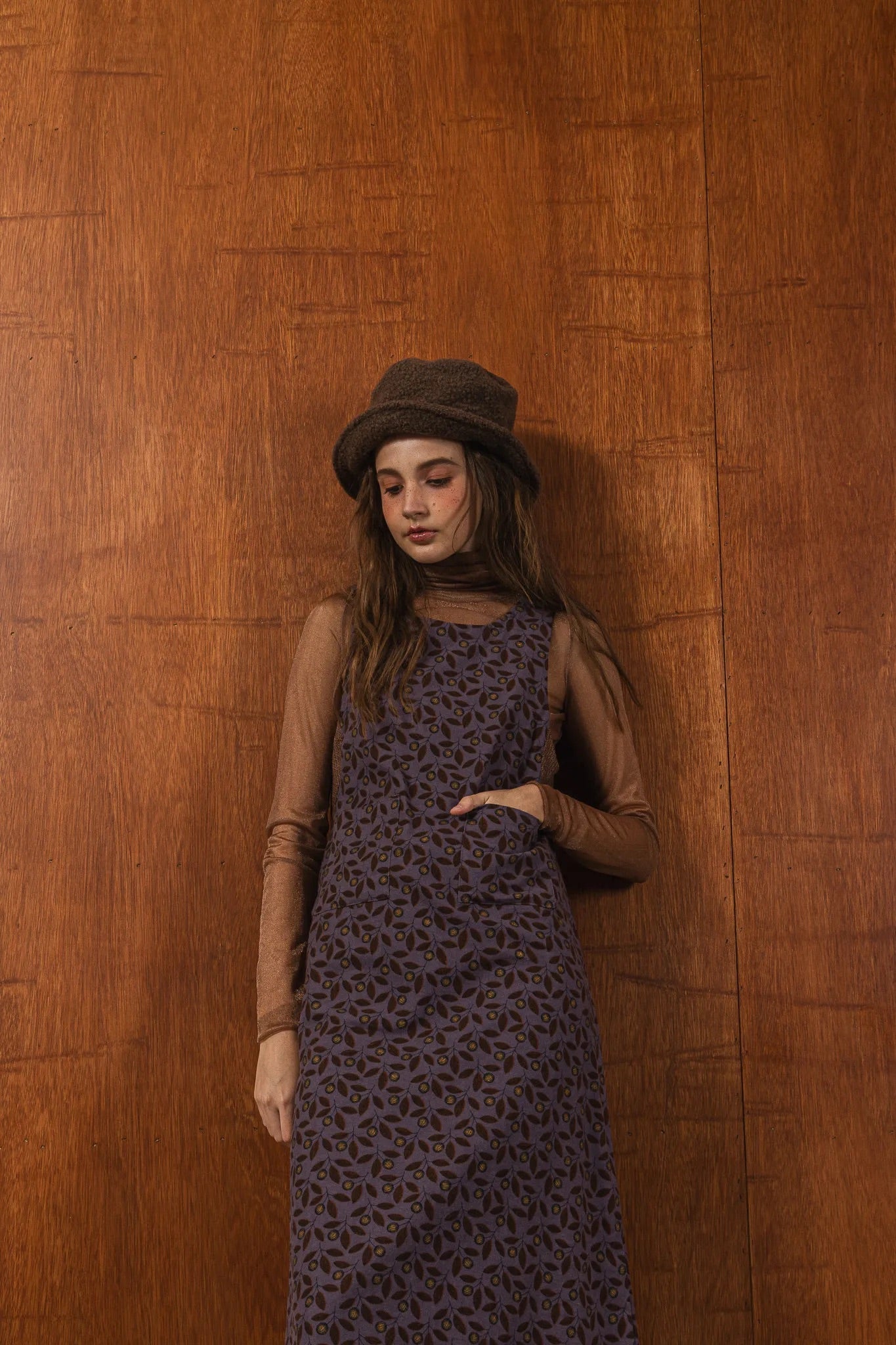 模特兒穿著紫藤拼接洋裝，日本印花面料與棉麻袖襱拼接，A line剪裁展現優雅比例與春夏質感。