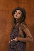 模特兒穿著紫藤拼接洋裝，日本印花面料與棉麻袖襱拼接，A line剪裁展現優雅比例與春夏質感。