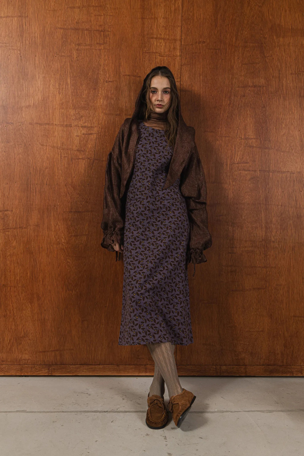 模特兒穿著紫藤拼接洋裝，日本印花面料與棉麻袖襱拼接，A line剪裁展現優雅比例與春夏質感。