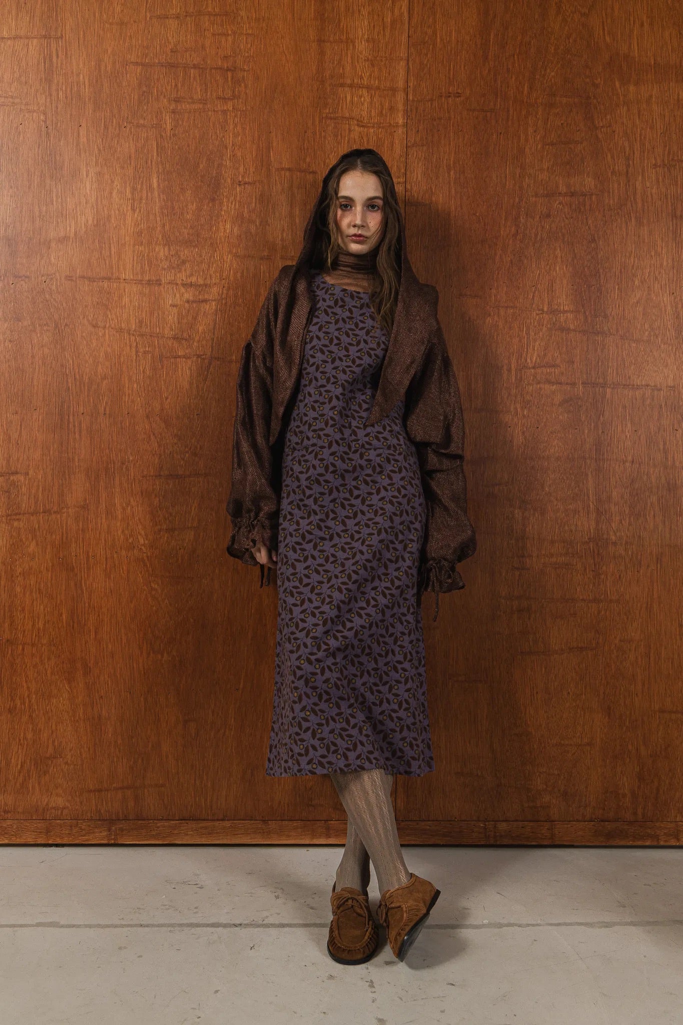 模特兒穿著紫藤拼接洋裝，日本印花面料與棉麻袖襱拼接，A line剪裁展現優雅比例與春夏質感。