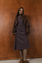 模特兒穿著紫藤拼接洋裝，日本印花面料與棉麻袖襱拼接，A line剪裁展現優雅比例與春夏質感。