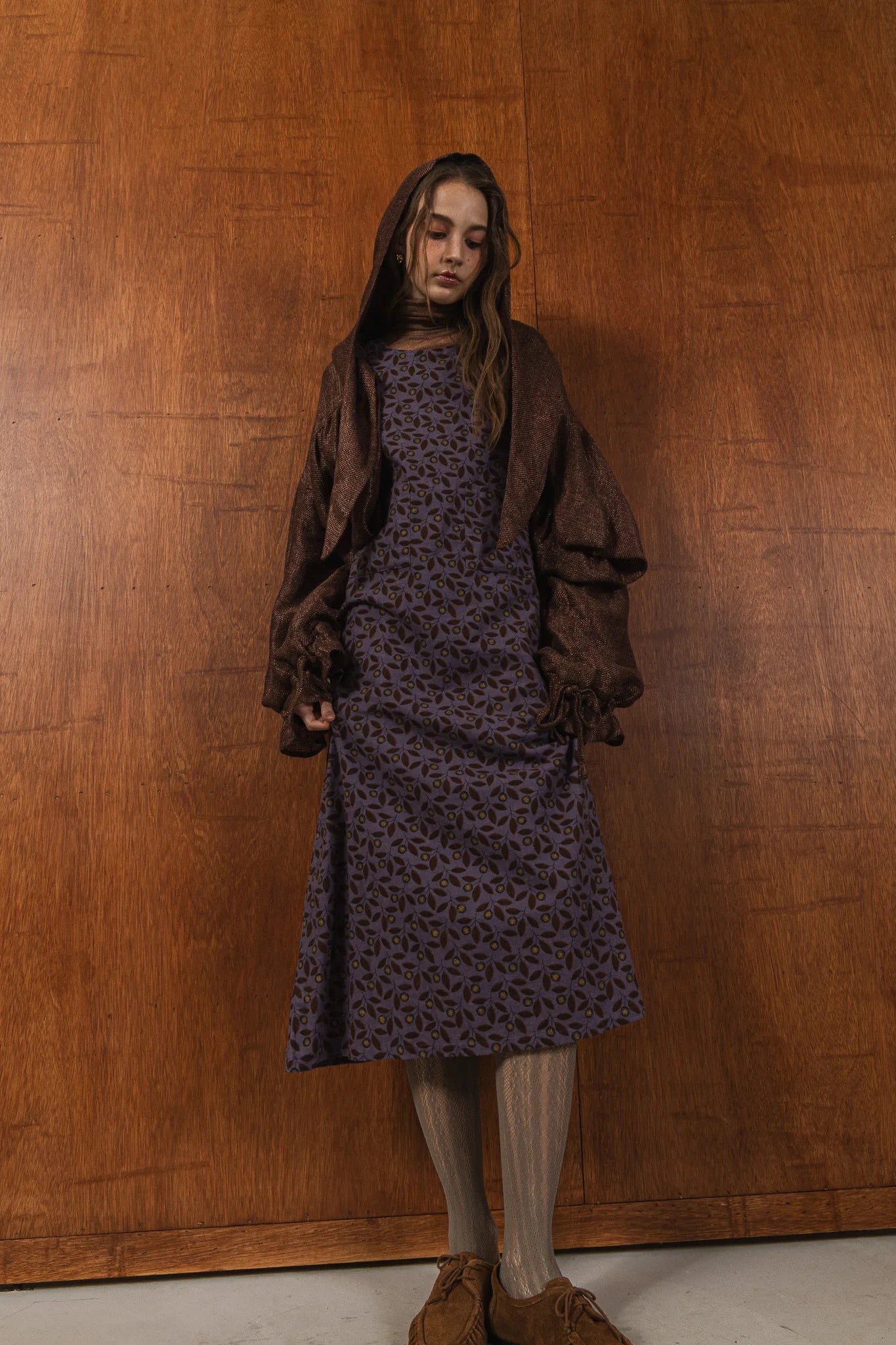 模特兒穿著紫藤拼接洋裝，日本印花面料與棉麻袖襱拼接，A line剪裁展現優雅比例與春夏質感。