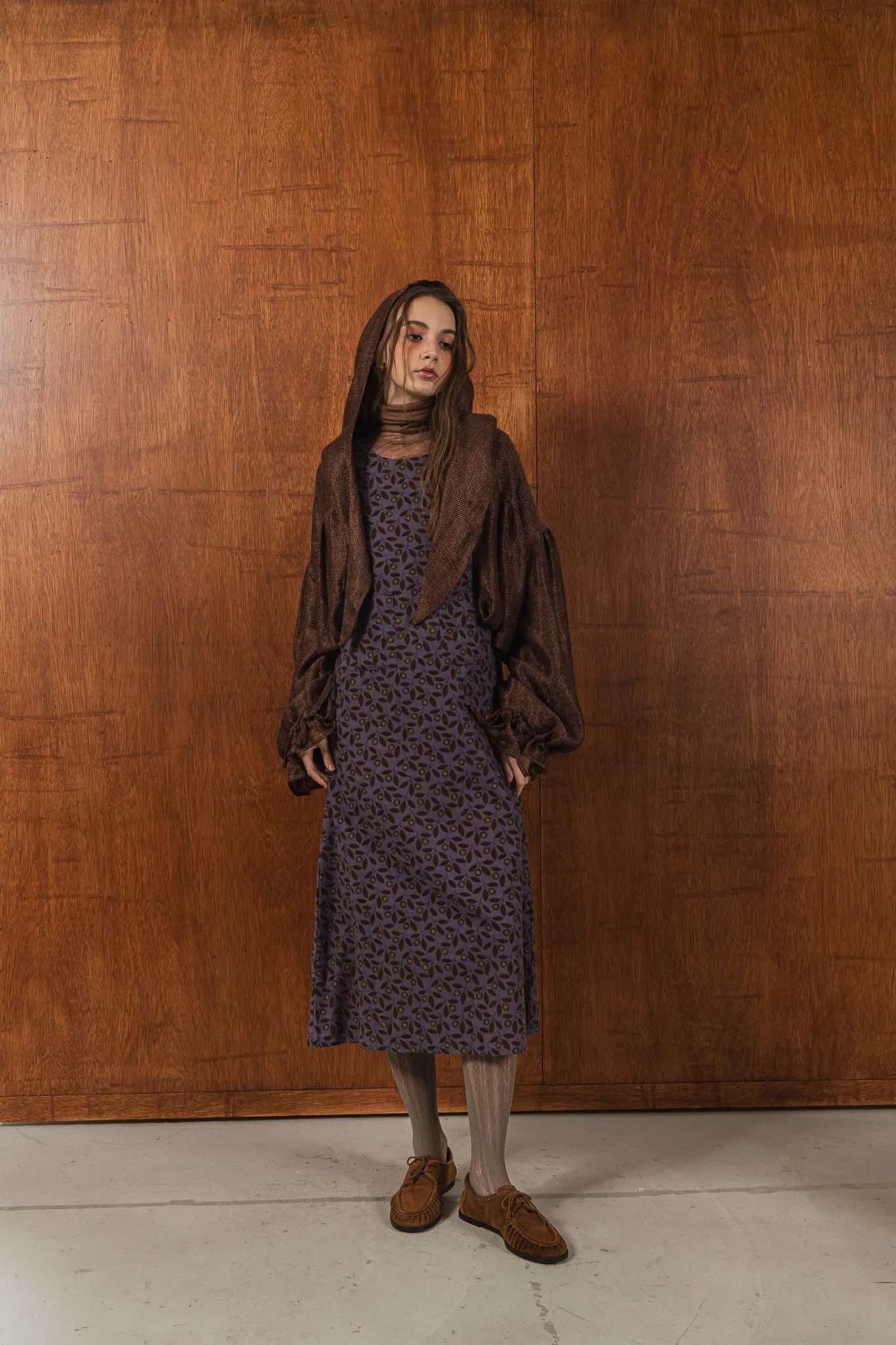 模特兒穿著紫藤拼接洋裝，日本印花面料與棉麻袖襱拼接，A line剪裁展現優雅比例與春夏質感。