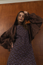 模特兒穿著紫藤拼接洋裝，日本印花面料與棉麻袖襱拼接，A line剪裁展現優雅比例與春夏質感。