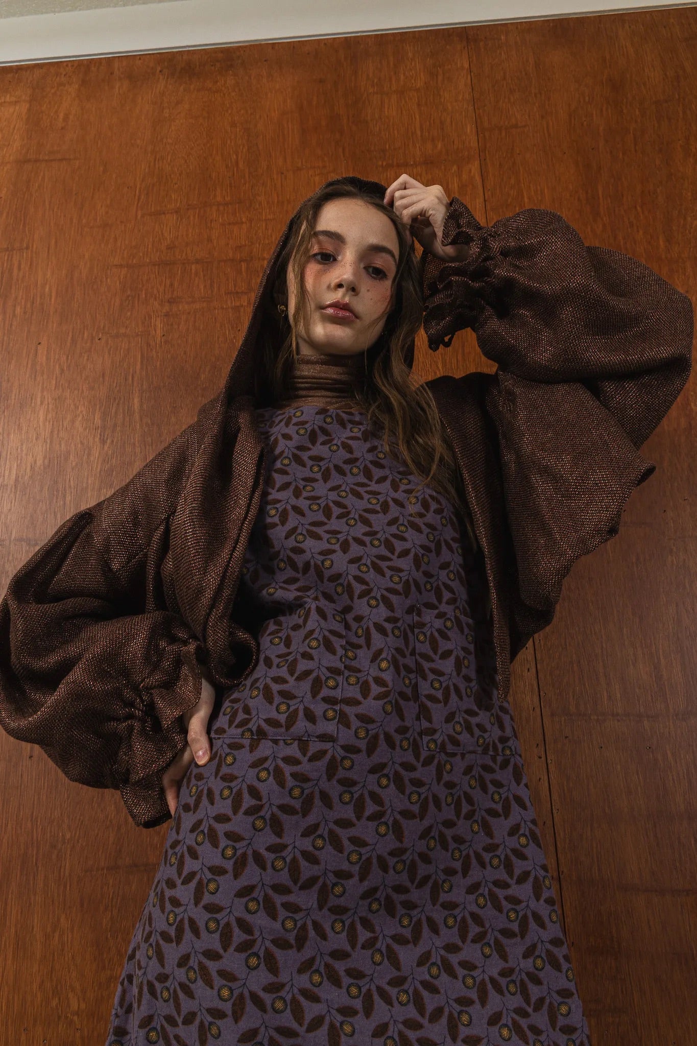 模特兒穿著紫藤拼接洋裝，日本印花面料與棉麻袖襱拼接，A line剪裁展現優雅比例與春夏質感。