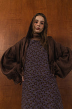 模特兒穿著紫藤拼接洋裝，日本印花面料與棉麻袖襱拼接，A line剪裁展現優雅比例與春夏質感。