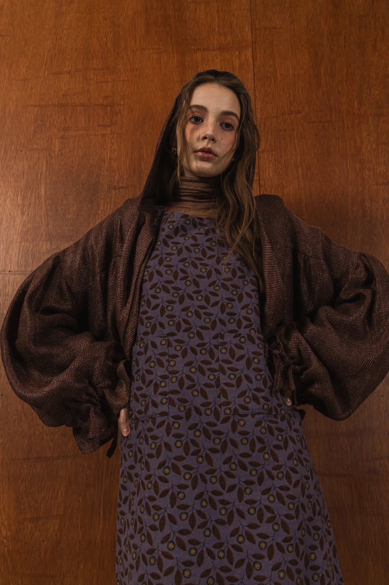 模特兒穿著紫藤拼接洋裝，日本印花面料與棉麻袖襱拼接，A line剪裁展現優雅比例與春夏質感。