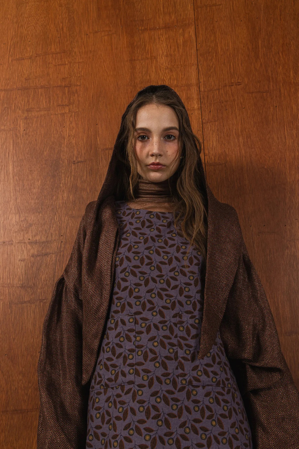 模特兒穿著紫藤拼接洋裝，日本印花面料與棉麻袖襱拼接，A line剪裁展現優雅比例與春夏質感。