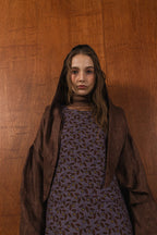 模特兒穿著紫藤拼接洋裝，日本印花面料與棉麻袖襱拼接，A line剪裁展現優雅比例與春夏質感。