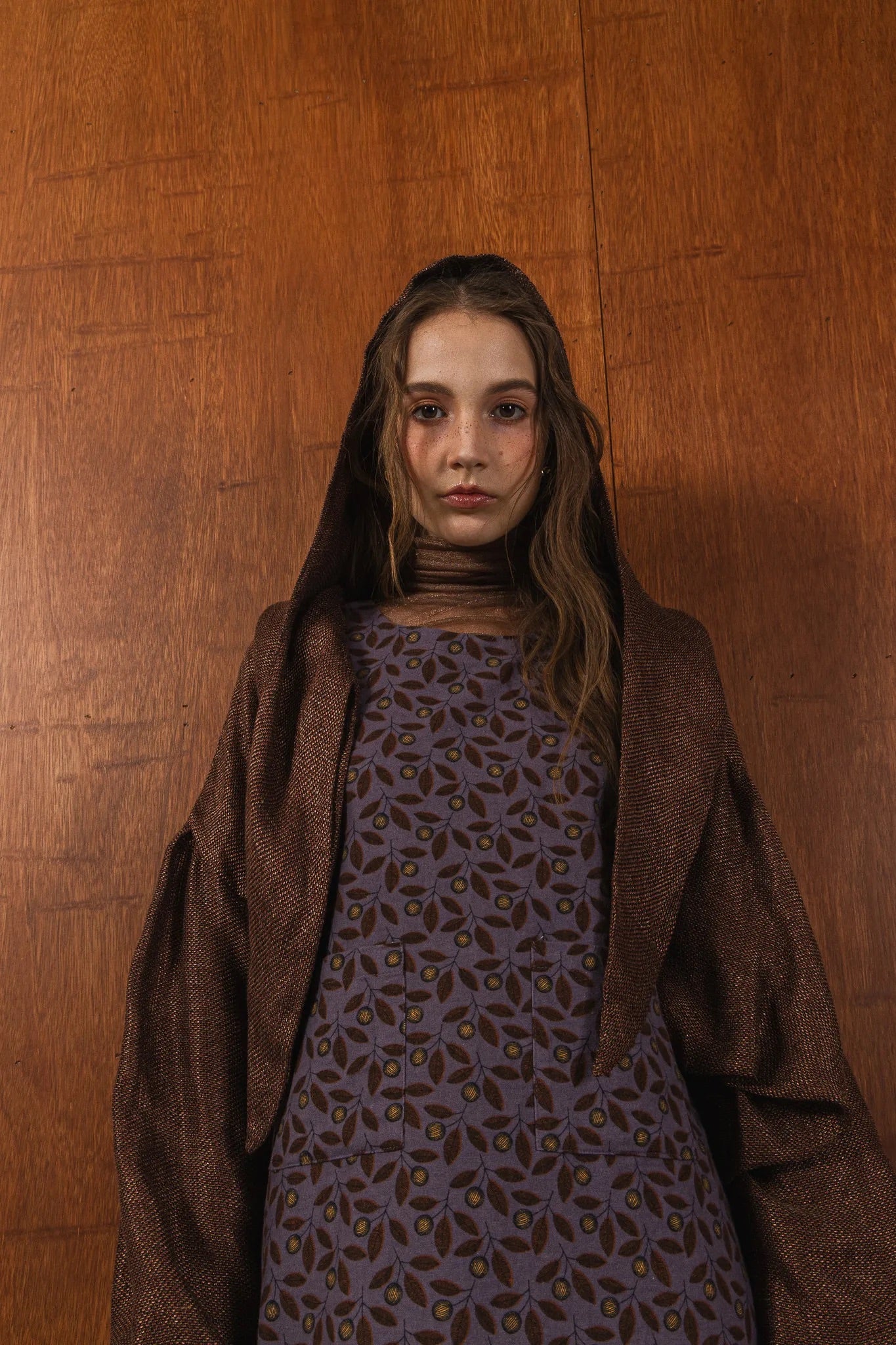 模特兒穿著紫藤拼接洋裝，日本印花面料與棉麻袖襱拼接，A line剪裁展現優雅比例與春夏質感。