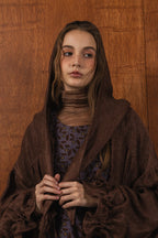 模特兒穿著紫藤拼接洋裝，日本印花面料與棉麻袖襱拼接，A line剪裁展現優雅比例與春夏質感。