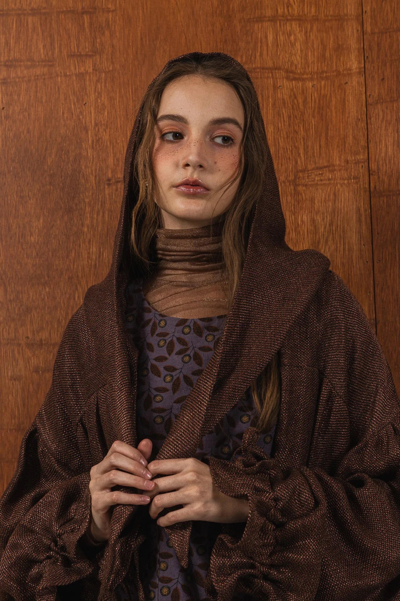 模特兒穿著紫藤拼接洋裝，日本印花面料與棉麻袖襱拼接，A line剪裁展現優雅比例與春夏質感。