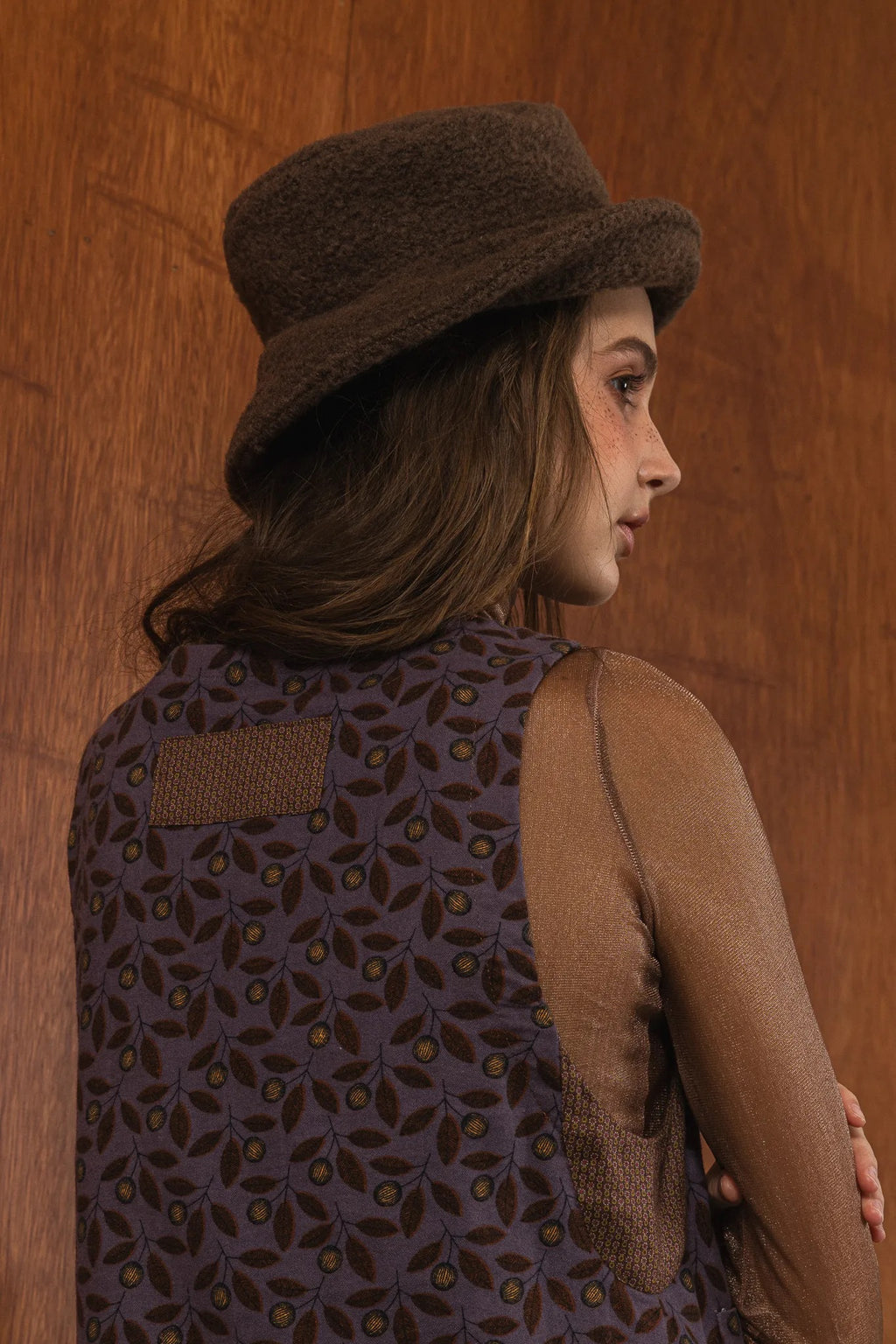 紫藤拼接洋裝背面，日本印花面料與棉麻袖襱拼接，A line剪裁展現優雅比例與春夏質感。