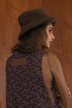 紫藤拼接洋裝背面，日本印花面料與棉麻袖襱拼接，A line剪裁展現優雅比例與春夏質感。