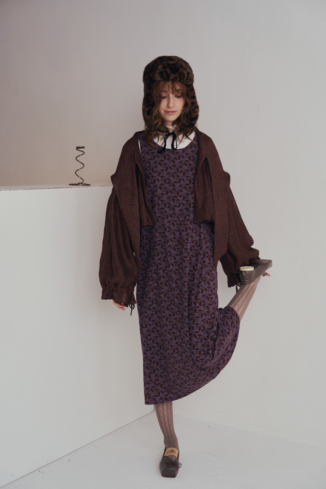 模特兒穿著紫藤拼接洋裝，日本印花面料與棉麻袖襱拼接，A line 剪裁展現優雅比例與春夏質感。