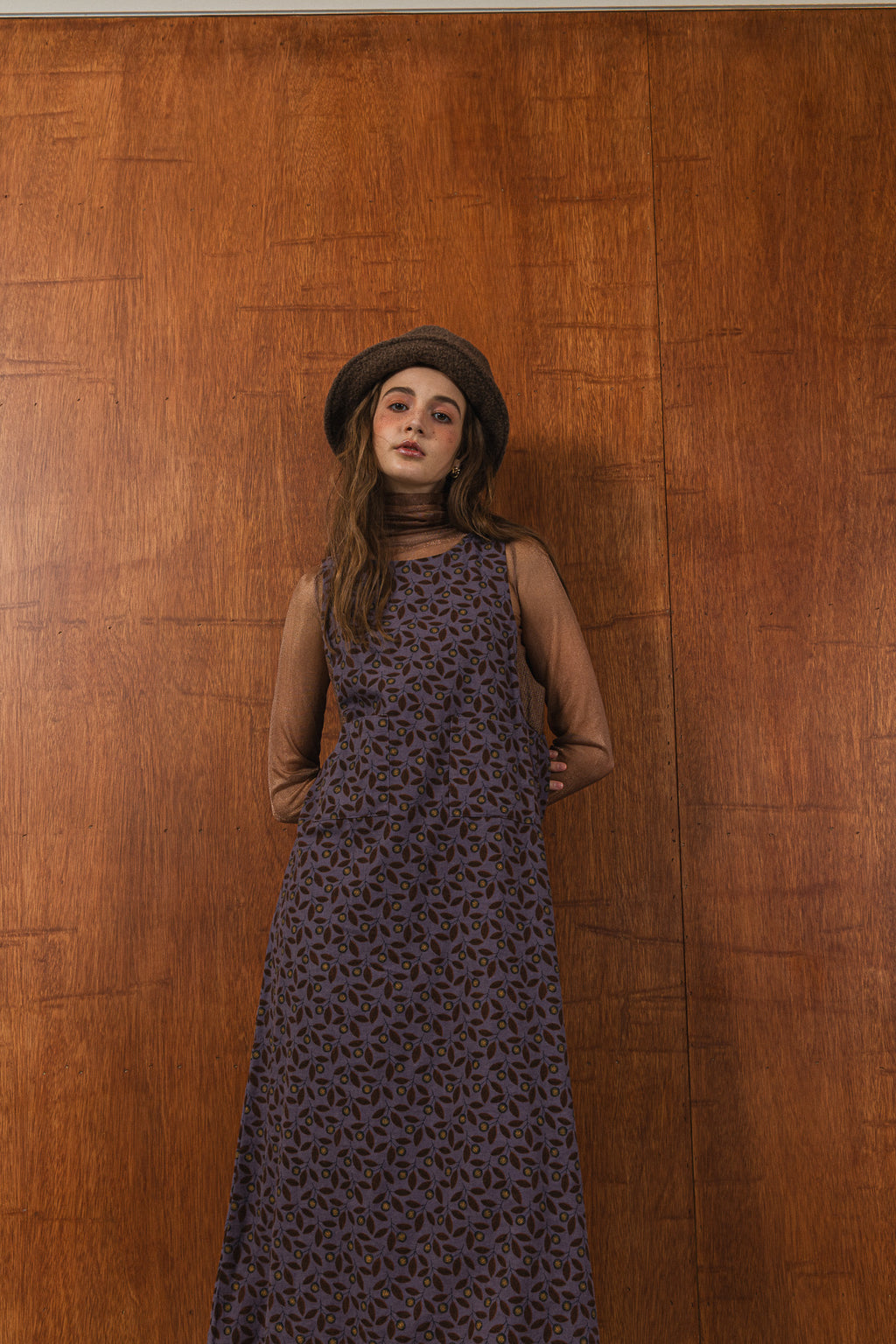 模特兒穿著紫藤拼接洋裝，日本印花面料與棉麻袖襱拼接，A line剪裁展現優雅比例與春夏質感。