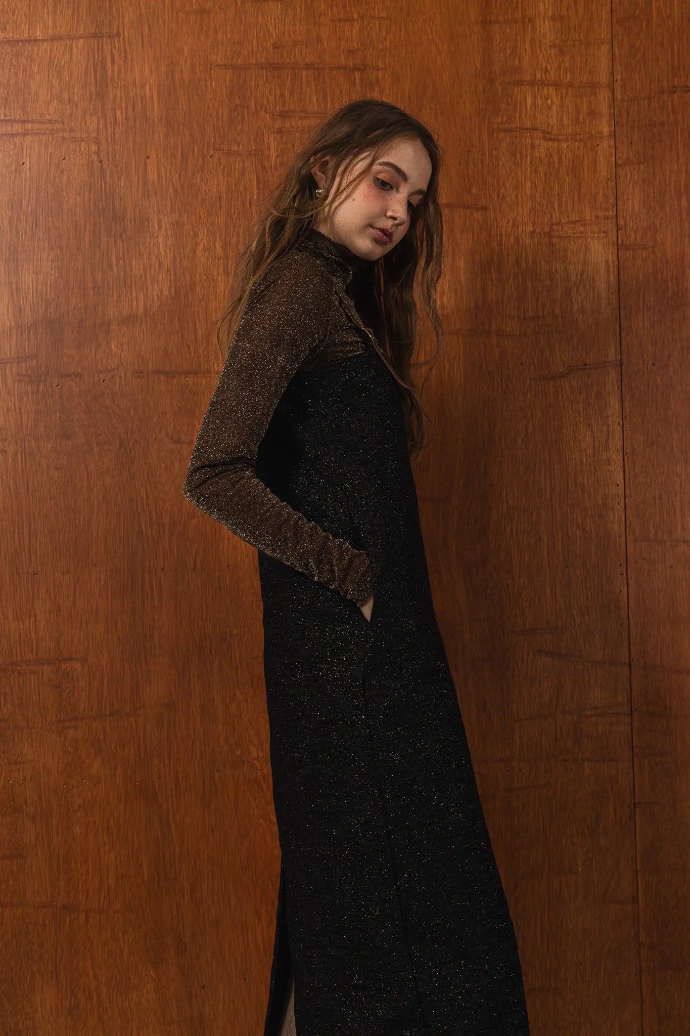 模特兒穿著羊毛花紗細肩帶洋裝，日本金蔥羊毛面料閃耀細膩質感，側口袋、後開衩與羊皮肩帶展現率性優雅 H Line 造型。