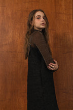 模特兒穿著羊毛花紗細肩帶洋裝，日本金蔥羊毛面料閃耀細膩質感，側口袋、後開衩與羊皮肩帶展現率性優雅 H Line 造型。