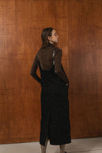 模特兒穿著羊毛花紗細肩帶洋裝，日本金蔥羊毛面料閃耀細膩質感，側口袋、後開衩與羊皮肩帶展現率性優雅 H Line 造型。