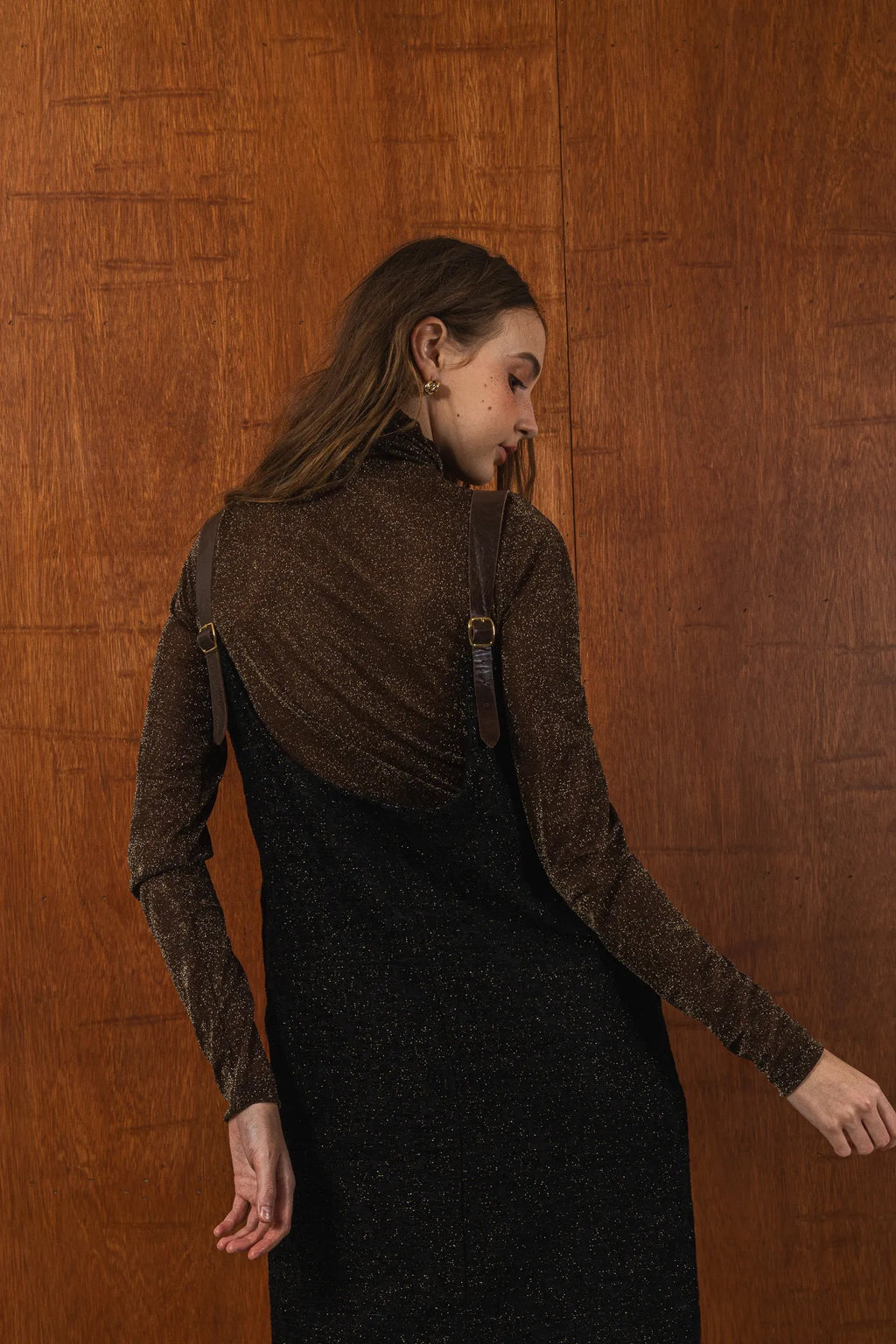 模特兒穿著羊毛花紗細肩帶洋裝，日本金蔥羊毛面料閃耀細膩質感，側口袋、後開衩與羊皮肩帶展現率性優雅 H Line 造型。