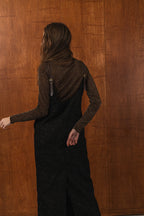 模特兒穿著羊毛花紗細肩帶洋裝，日本金蔥羊毛面料閃耀細膩質感，側口袋、後開衩與羊皮肩帶展現率性優雅 H Line 造型。