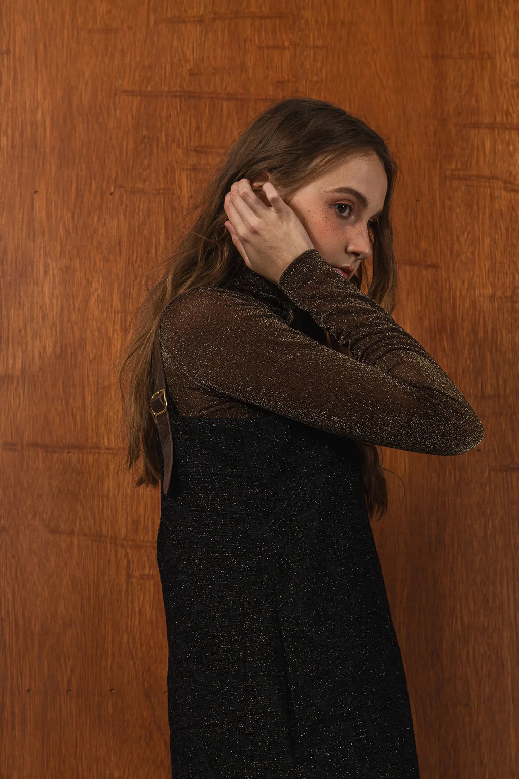 模特兒穿著羊毛花紗細肩帶洋裝，日本金蔥羊毛面料閃耀細膩質感，側口袋、後開衩與羊皮肩帶展現率性優雅 H Line 造型。