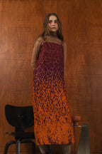 模特兒穿著羊毛花紗細肩帶洋裝，日本金蔥羊毛面料閃耀細膩質感，側口袋、後開衩與羊皮肩帶展現率性優雅 H Line 造型。