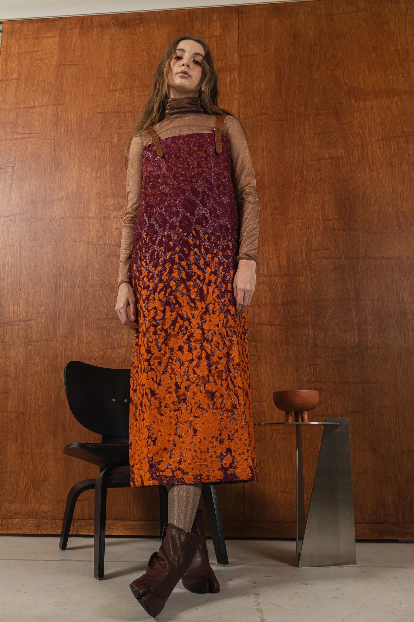 模特兒穿著羊毛花紗細肩帶洋裝，日本金蔥羊毛面料閃耀細膩質感，側口袋、後開衩與羊皮肩帶展現率性優雅 H Line 造型。