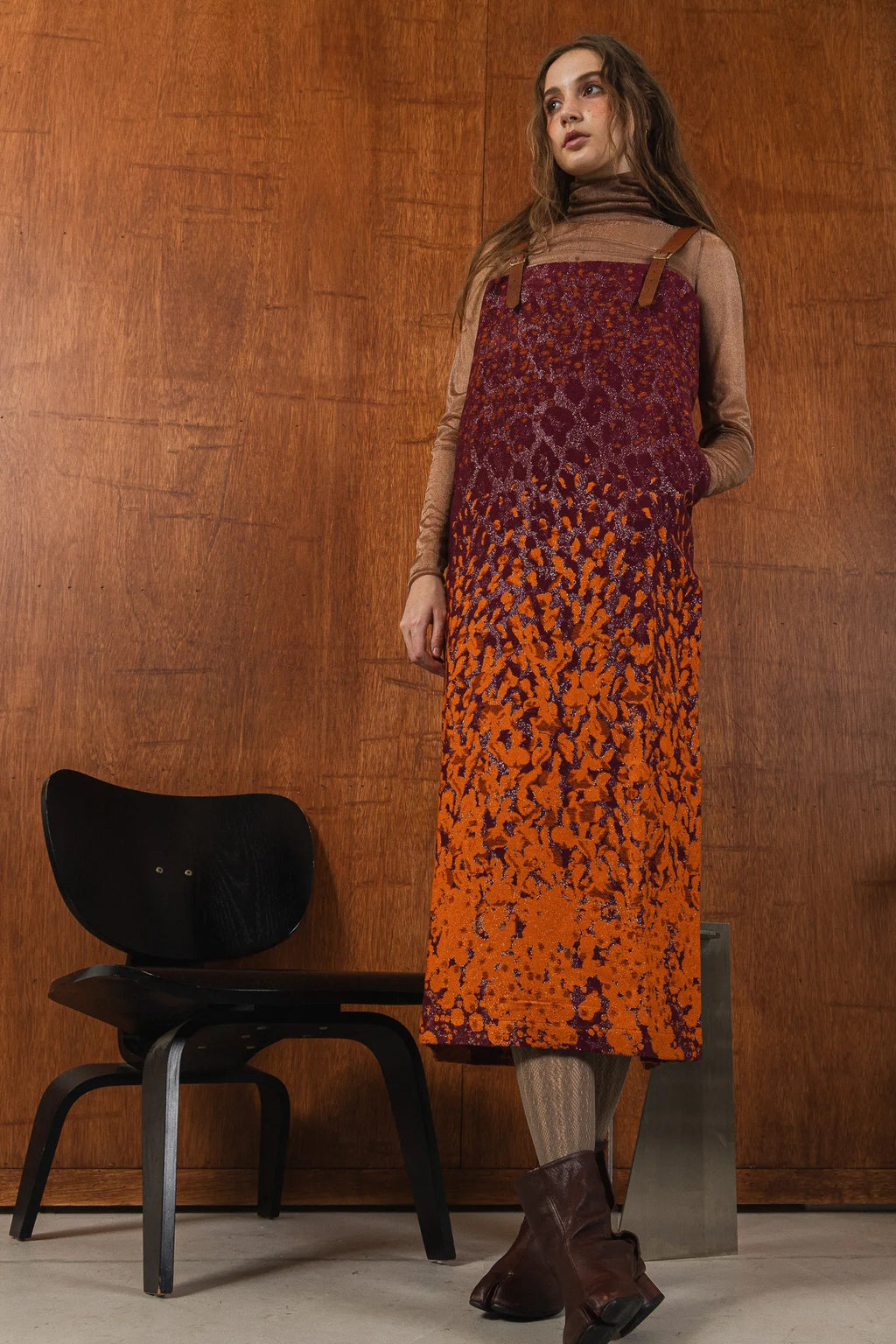 模特兒穿著羊毛花紗細肩帶洋裝，日本金蔥羊毛面料閃耀細膩質感，側口袋、後開衩與羊皮肩帶展現率性優雅 H Line 造型。