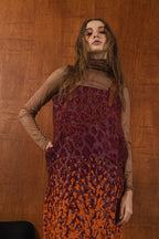 模特兒穿著羊毛花紗細肩帶洋裝，日本金蔥羊毛面料閃耀細膩質感，側口袋、後開衩與羊皮肩帶展現率性優雅 H Line 造型。