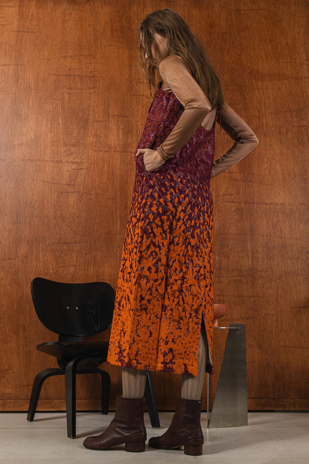 模特兒穿著羊毛花紗細肩帶洋裝，日本金蔥羊毛面料閃耀細膩質感，側口袋、後開衩與羊皮肩帶展現率性優雅 H Line 造型。