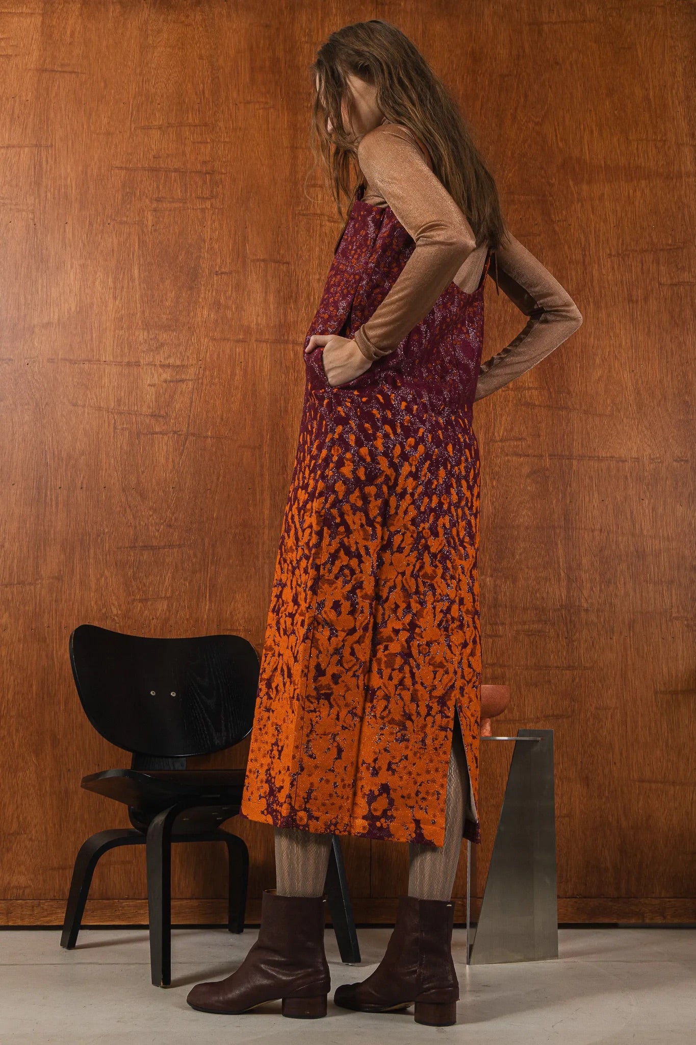 模特兒穿著羊毛花紗細肩帶洋裝，日本金蔥羊毛面料閃耀細膩質感，側口袋、後開衩與羊皮肩帶展現率性優雅 H Line 造型。