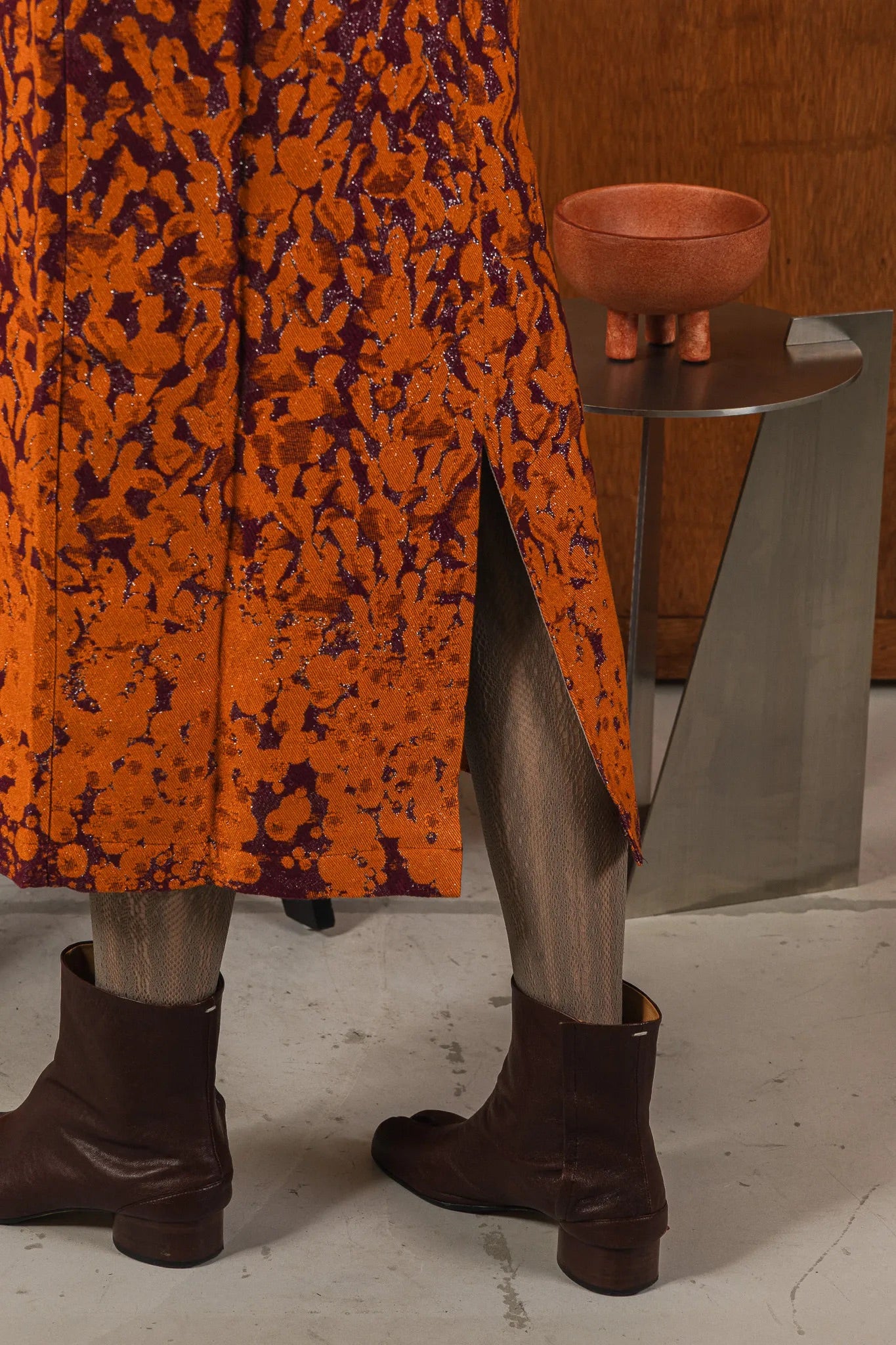 羊毛花紗細肩帶洋裝，後開衩細節。