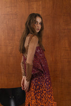 模特兒穿著羊毛花紗細肩帶洋裝，日本金蔥羊毛面料閃耀細膩質感，側口袋、後開衩與羊皮肩帶展現率性優雅 H Line 造型。