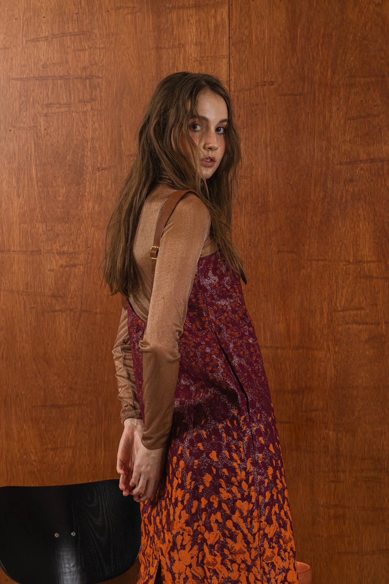 模特兒穿著羊毛花紗細肩帶洋裝，日本金蔥羊毛面料閃耀細膩質感，側口袋、後開衩與羊皮肩帶展現率性優雅 H Line 造型。