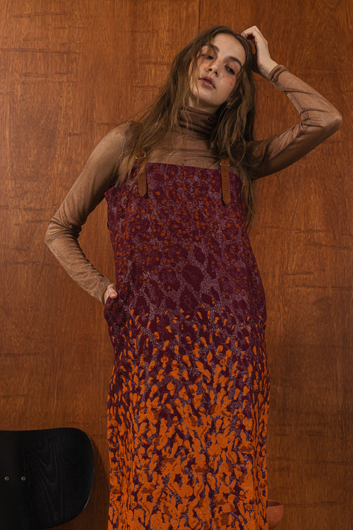 模特兒穿著羊毛花紗細肩帶洋裝，日本金蔥羊毛面料閃耀細膩質感，側口袋、後開衩與羊皮肩帶展現率性優雅 H Line 造型。