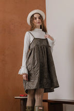 模特兒穿著羊毛花瓣細肩帶洋裝，特殊羊毛花布面料風衣質感，內裡鋪棉設計展現舒適實用的日常造型。