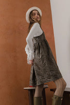 模特兒穿著羊毛花瓣細肩帶洋裝，特殊羊毛花布面料風衣質感，內裡鋪棉設計展現舒適實用的日常造型。