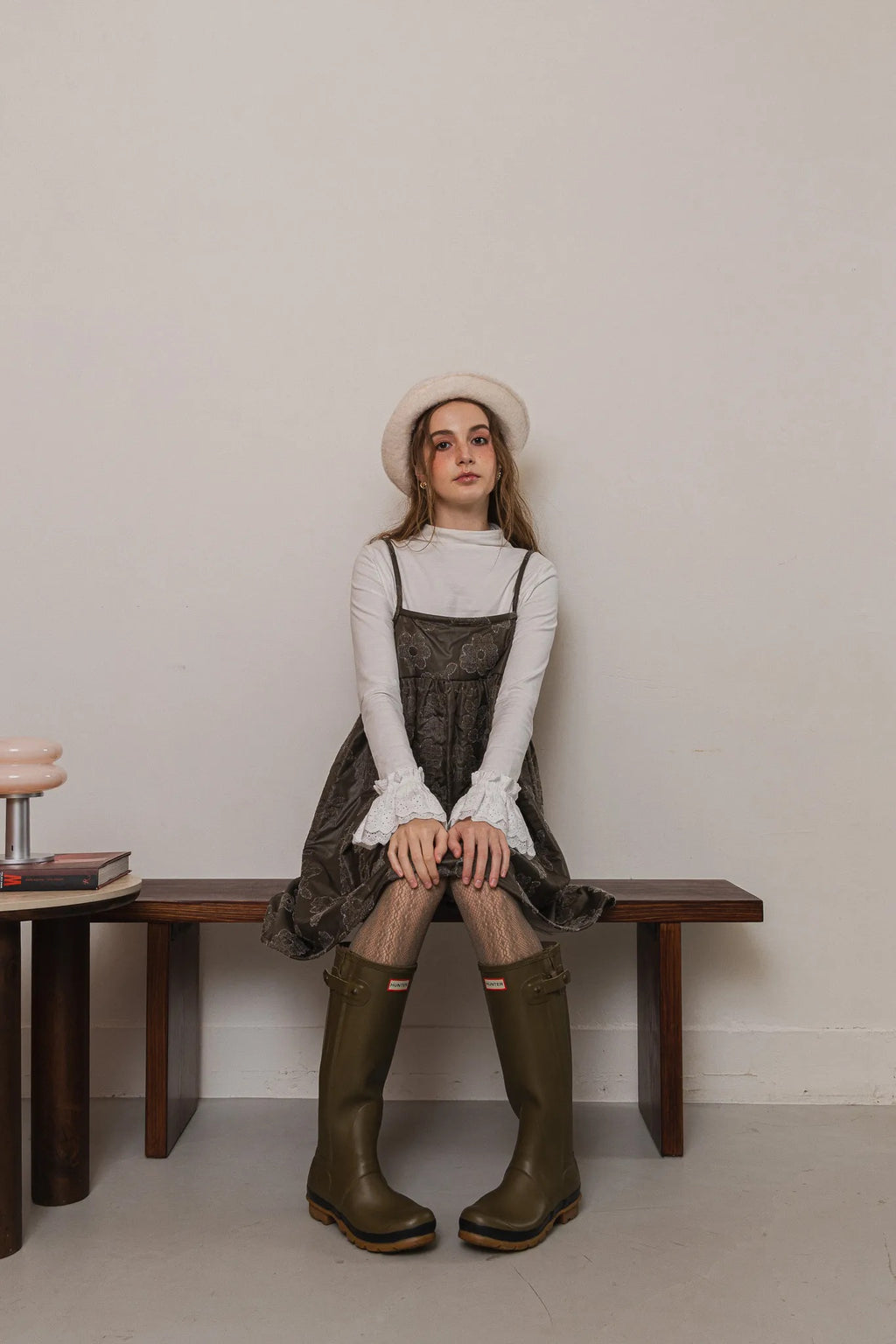 模特兒穿著羊毛花瓣細肩帶洋裝，特殊羊毛花布面料風衣質感，內裡鋪棉設計展現舒適實用的日常造型。