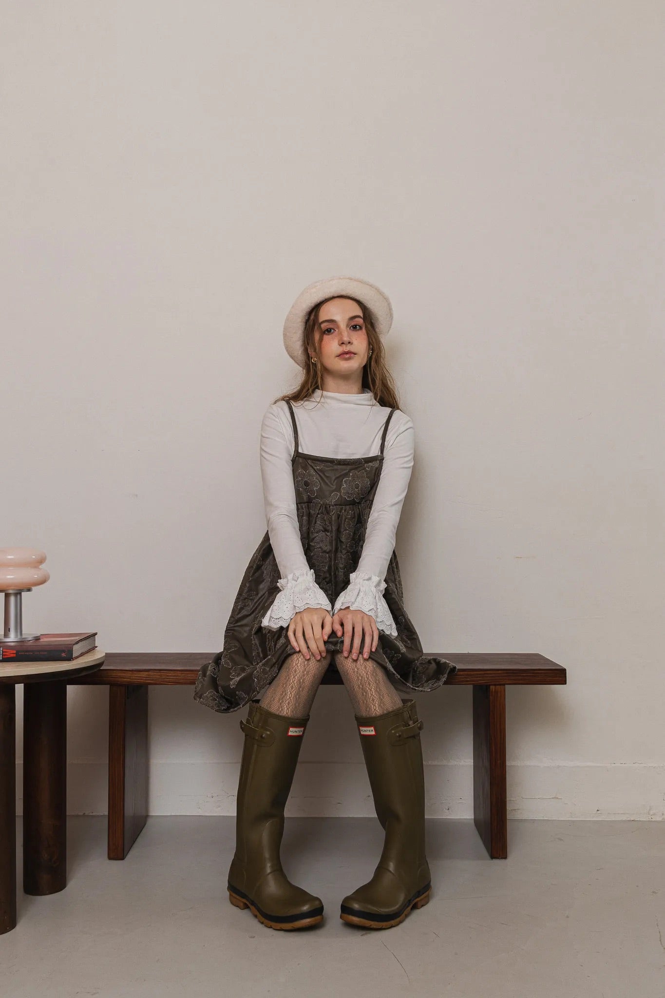 模特兒穿著羊毛花瓣細肩帶洋裝，特殊羊毛花布面料風衣質感，內裡鋪棉設計展現舒適實用的日常造型。